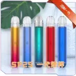 SP2S 一代電子煙主機展示,包含多種顏色款式,背景有綠葉點綴,突顯其通用一代煙彈的特性。